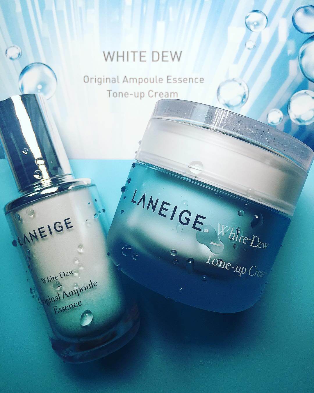 Laneige WHITE DEW Original Ampoule Essence 40ml หยดประกายสว่างใสไร้จุดด่างดำ ลดเลือนผิวหมองคล้ำ ให้เจิดจรัสดุจน้ำค้าง พร้อมเผยผิวชุ่มชื่นกระจ่างใสยิ่งขึ้น  มอยส์เจอร์ไวท์เทนนิ่งเอสเซนส์สูตรเข้มข้นสูงที่ช่วยปรับโทนสีผิวให้สว่างกระจ่างใส พร้อมตรงเข้าลดเลือนจุดด่างดำและเปลี่ยนให้กระจ่างใสจากภายใน ด้วยส่วนผสมทรงประสิทธิภาพสูตรเข้มข้น พร้อมมอบผลลัพธ์ผิวกระจ่างใสชุ่มชื่น  ตรงเข้าลดเลือนจุดด่างดำอย่างทรงประสิทธิภาพด้วย ไวท์เทนนิ่งเอสเซนส์สูตรเข้มข้น ด้วยการผสมผสานสารสกัดจาก Saururus chinensis และวิตามินซีสูตรเข้มข้นช่วยตรงเข้าลดเลือนจุดด่างดำให้กระจ่างใสยิ่งขึ้นจากภายใน  เนื้อสัมผัสบางเบาแต่เข้มข้น ซึมซาบล้ำลึก มอบผลลัพธ์ความชุ่มชื้นสูงสุดให้ผิวทันทีที่ใช้ ด้วยส่วนผสมของเอสเซนส์สูตรเข้มข้น ช่วยมอบผลลัพธ์ผิวชุ่มชื่นล้ำลึก ให้ผิวกระจ่างใส อิ่มน้ำ ทันทีที่ใช้